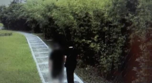 大爷公园散步，被40岁妇女主动搭讪，两人热吻后大爷回家洗澡发现不对劲