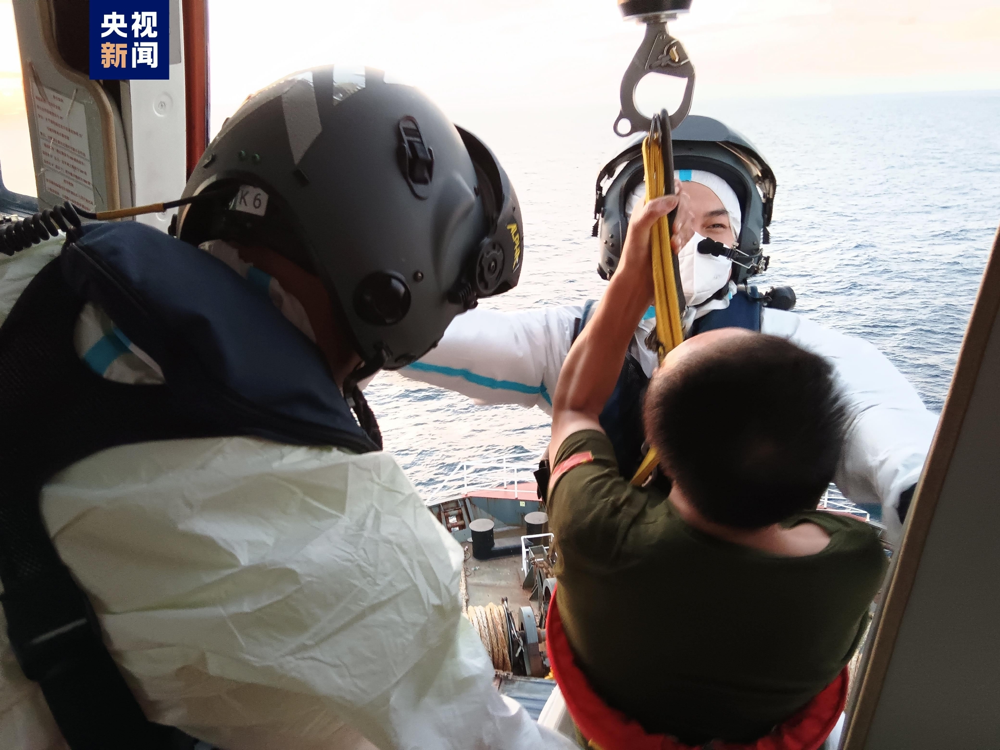 福建海域一集装箱船机舱失火 19名被困船员全部获救