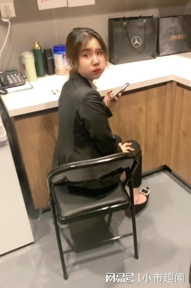 情侣两月没见，男子开车200公里去见她，同宿舍女孩替他们关上门