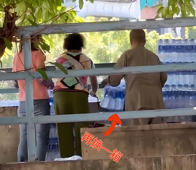 人才！大爷大妈放生矿泉水，市民提醒不能浪费，大爷怒斥影响功德
