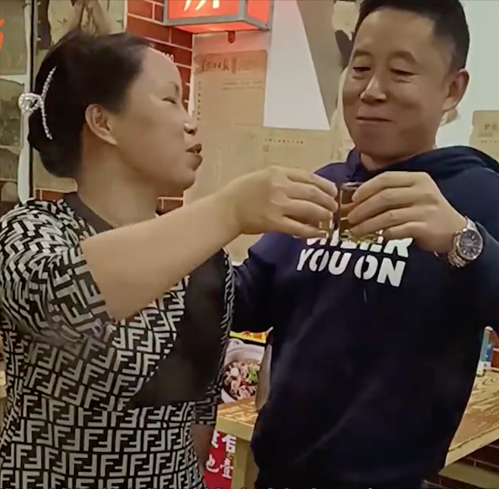 孙海洋和符建涛妈妈举杯共饮，20万的酬谢，一杯酒泯恩情