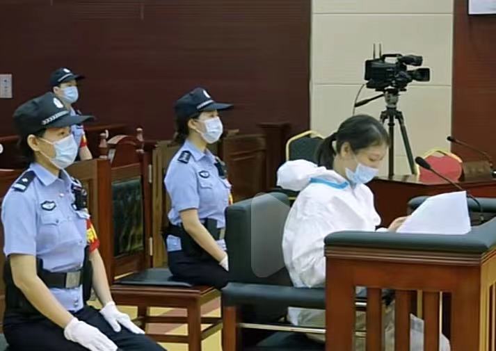劳荣枝案二审旁听者：她表现得更冷静从容，但在说起妈妈时哭了