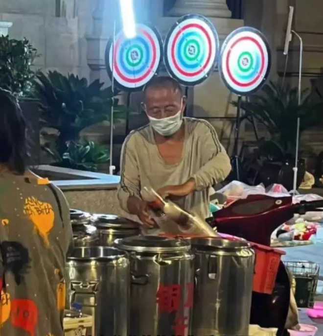 糖水爷爷遭网暴后，留下纸条返乡！网友纷纷挽留，央媒痛批网暴者