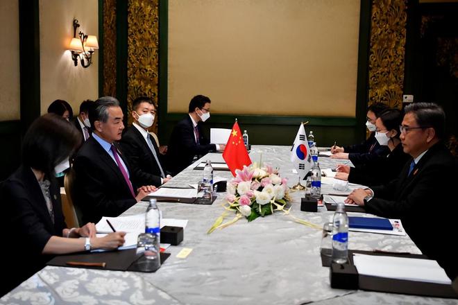 尹锡悦政府首派高官访华，中韩外长青岛见面会聊些什么？