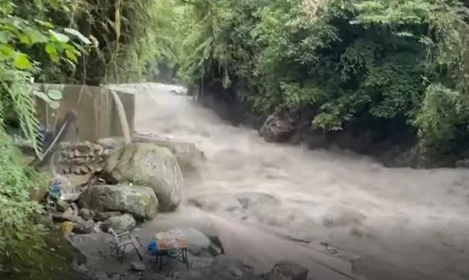 四川彭州龙漕沟山洪亲历者：洪水来得毫无征兆，眼看两人被冲走