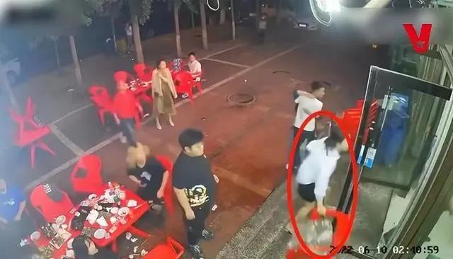 热搜，互联网大牛“日娃”被醉酒女在包厢拿酒瓶砸到头破血流