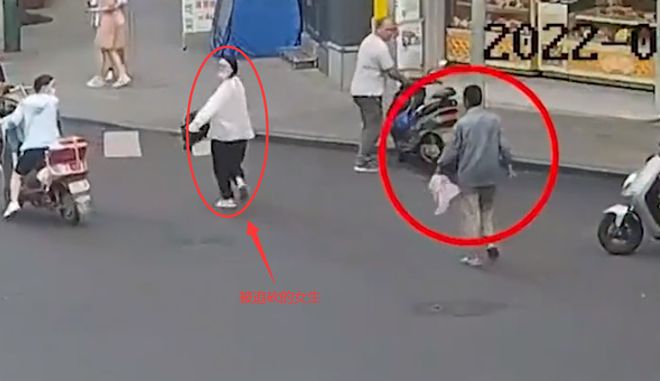 四川一男子街头持刀追砍女生，交警上前阻止被砍伤，下一幕暖心了