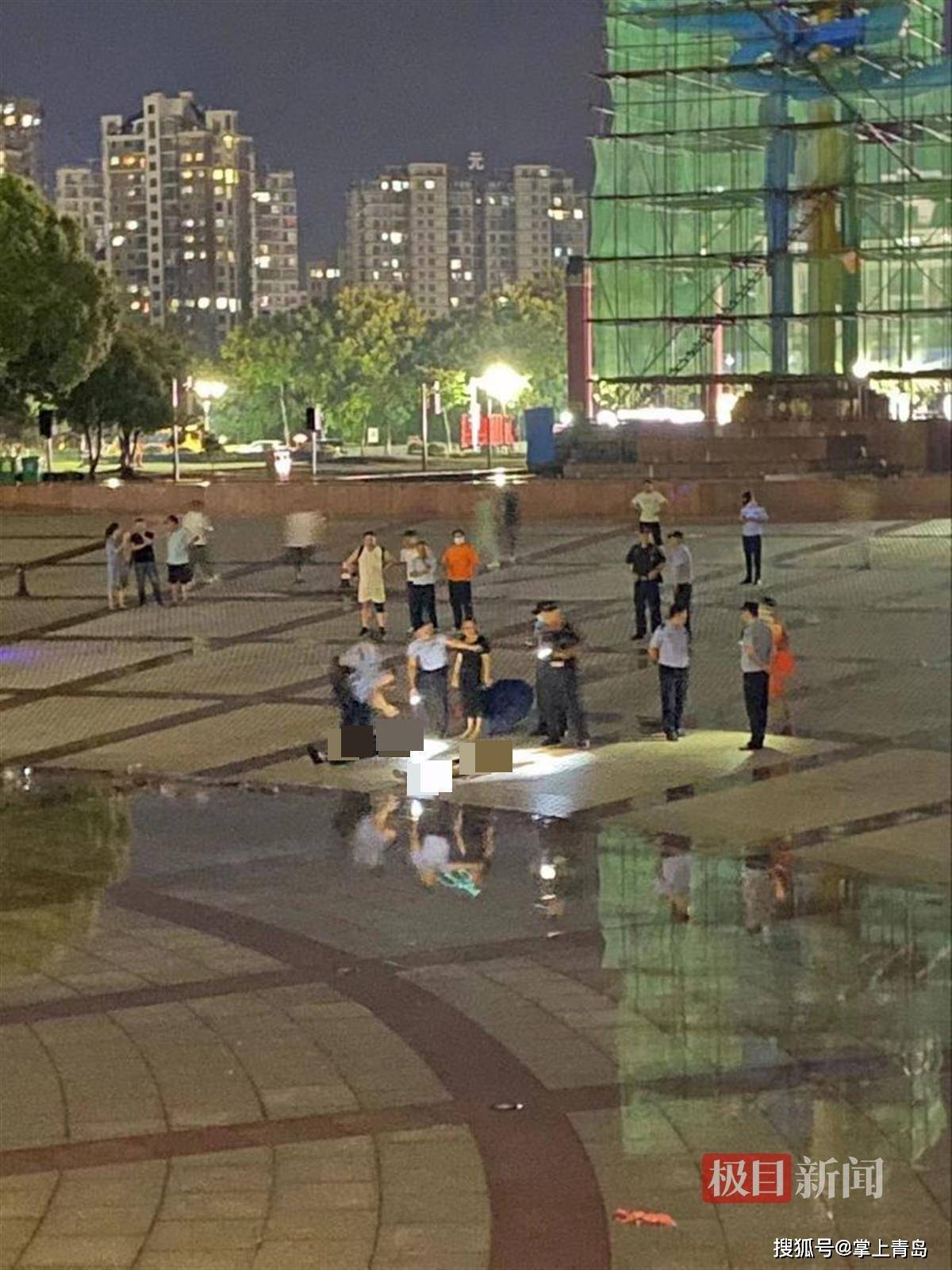 致广场舞者2死2伤的雷电系落地雷，目击者：有积水水泥砖疑被击穿