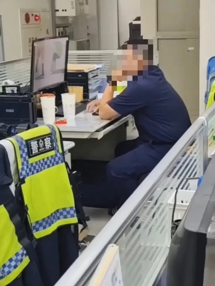 台南一警察上班时看火影忍者，被录视频也没感觉，遭记过调职