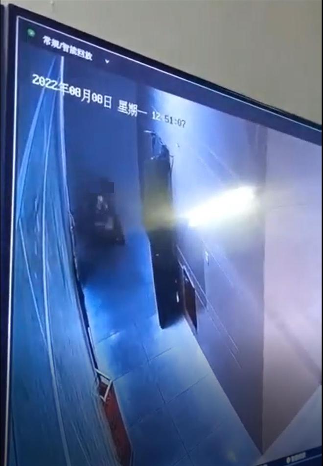 男子尾随少女进居民楼强行搂抱，警方：正在寻找此人