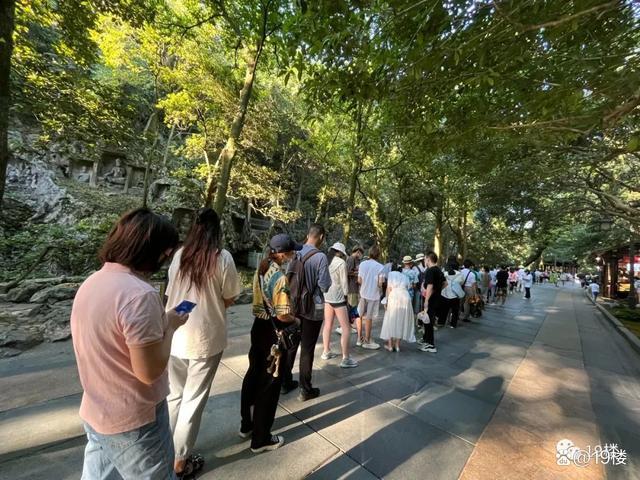 40℃高温天，每天6点多就有人去灵隐寺排队，只为一串“十八籽”？寺院回应：尽量不要挤在节假日去排队