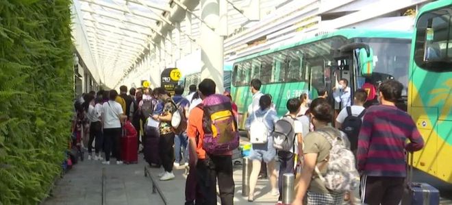 回家啦！海南第四批滞留湖北籍旅客乘包机从三亚出发返回湖北宜昌