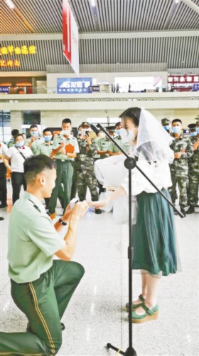 兵哥哥退伍当天 高铁站“花式求婚”