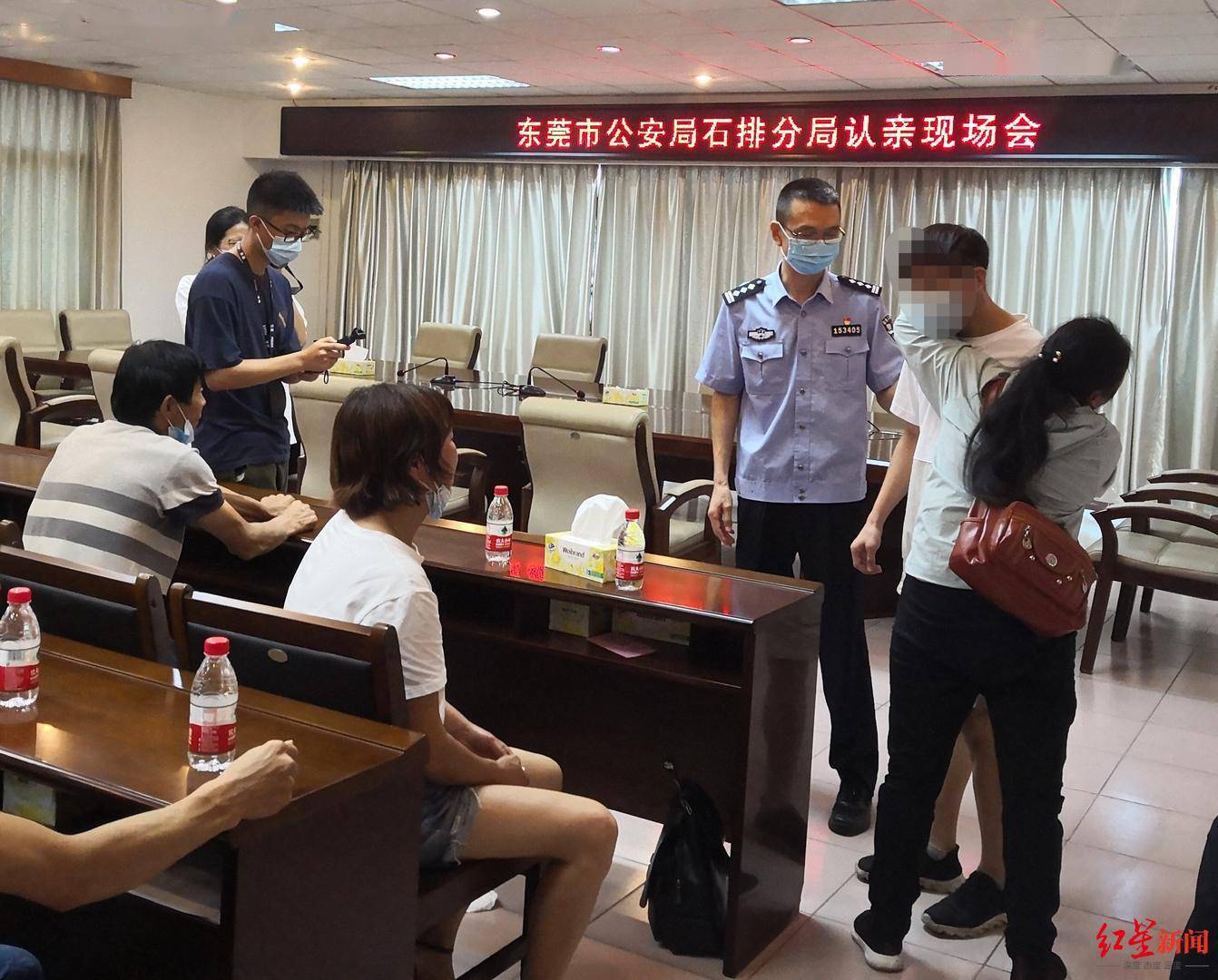 泪奔！双胞胎哥哥一岁时在家中被偷走，离别27年后孪生兄弟终于相见