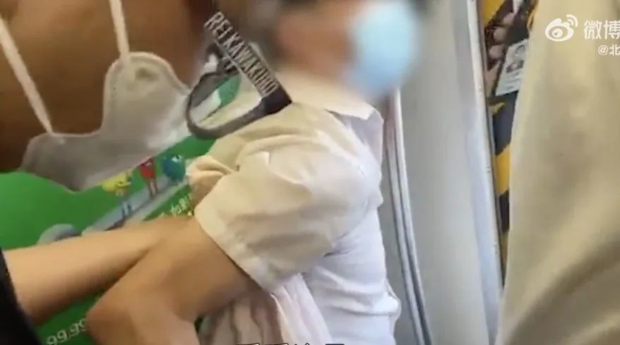 北京地铁上，“猎狼小组”就在身边！猥亵女乘客，抓！
