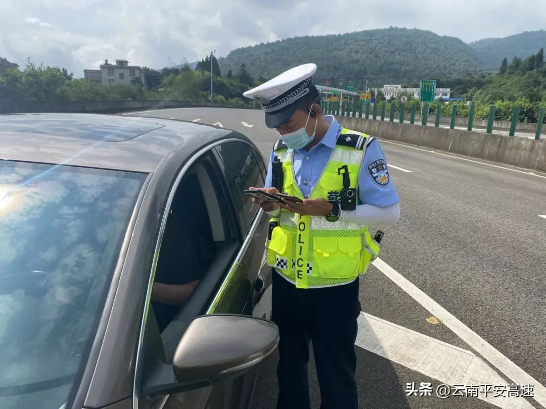 导航“出问题” 盘晋交警为迷路夫妻带路解困