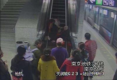 行李箱滚下扶梯砸伤乘客,行李箱滚下扶梯砸伤乘客赔偿