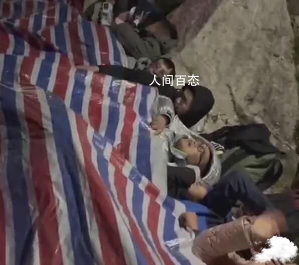 景点住宿爆满 游客盖塑料布席地而睡