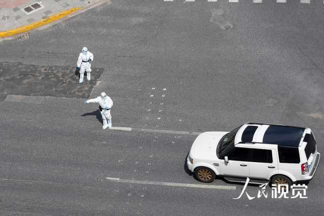 上海交警加强街面巡查,查验通行证及核酸证明。