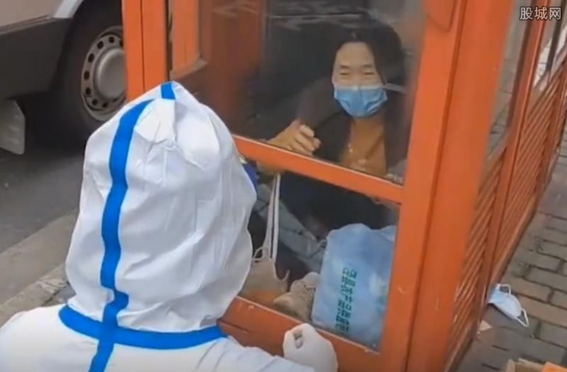 女子出方舱后被困上海电话亭数日 真相让人心酸
