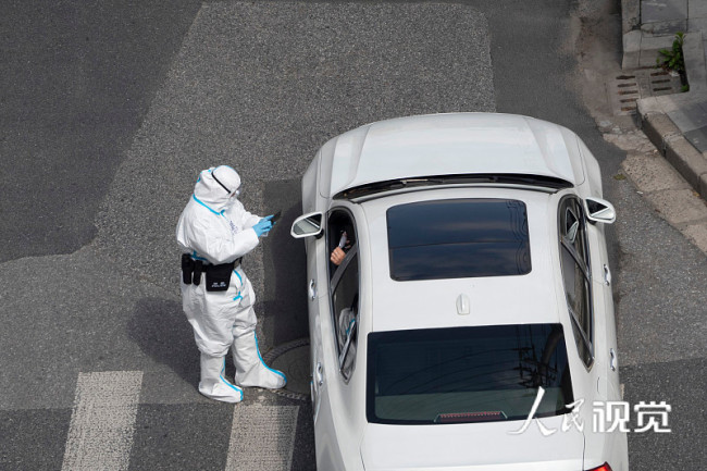 上海交警加强街面巡查,查验通行证及核酸证明。