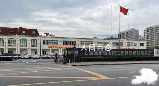 目击者:坠河公交司机获救后能走路 坠河公交救出18人