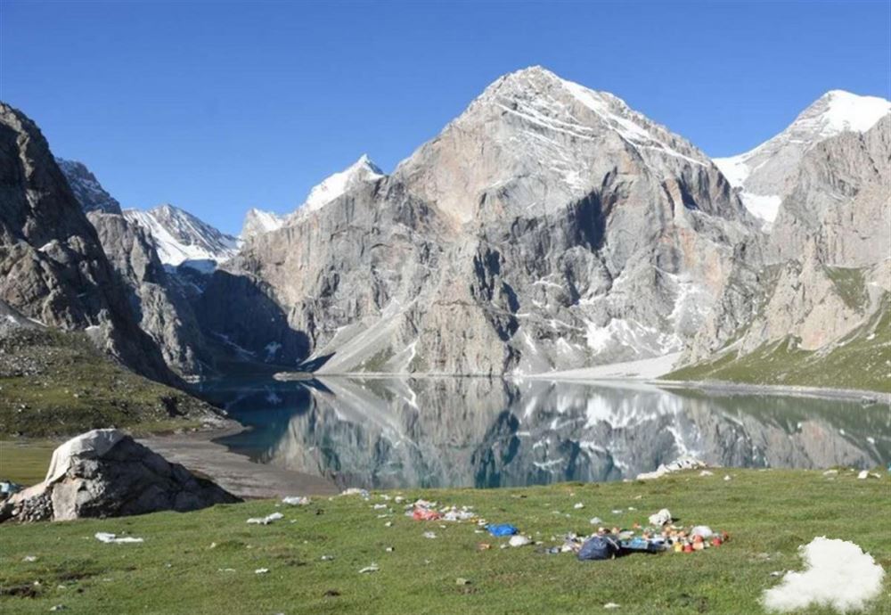 驴友在新疆天堂湖留下遍地垃圾，当地文旅局：已用直升机清运