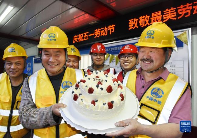 工地过生日 快乐迎“五一”