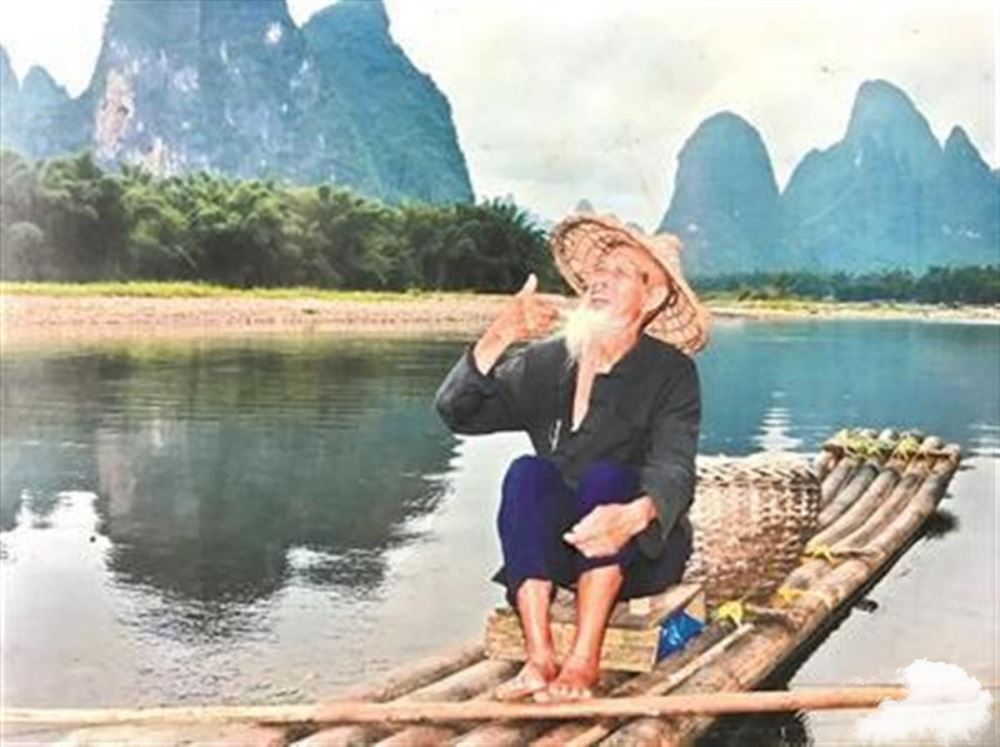 94岁漓江渔翁当模特给妻子挣药钱？当地：有医保和高龄补助，老人闲不住