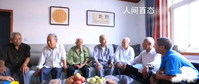 6名白发老人探望101岁老师 最小的也已经84岁了 75岁的白发老奶奶