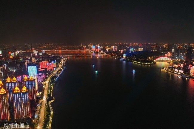 2022年5月1日，武汉，“五一”劳动节主题长江灯光秀亮相。
