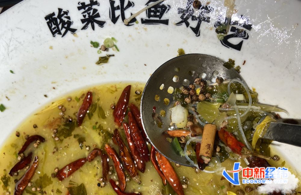 网红酸菜鱼汤里现烟头 顾客：商家称想要赔偿需先删帖
