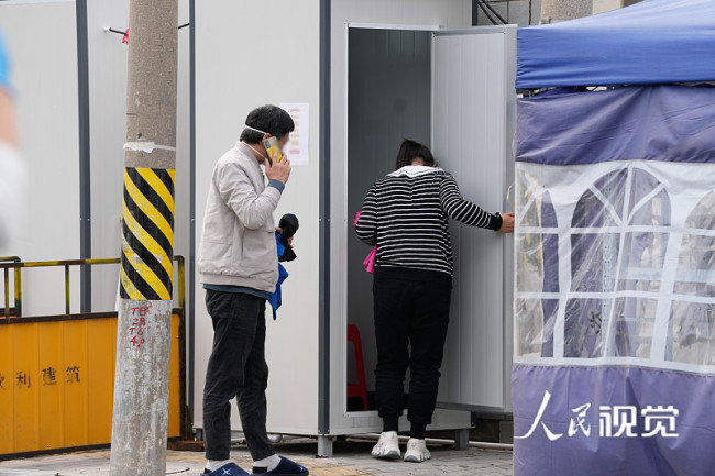 2022年5月1日，上海市闵行区梅陇镇曹行村增设冲淋房，让出舱人员回家更安心。出舱人员进入冲淋房进行换洗工作。