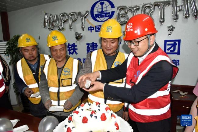 工地过生日 快乐迎“五一”
