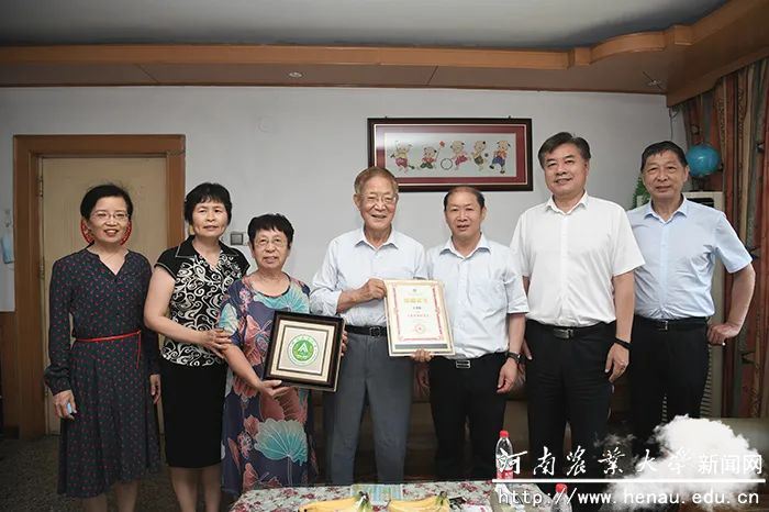 捐出8208万元后，这位老教授又捐了300万元 教授捐1亿元奖励:我和家人花是浪费