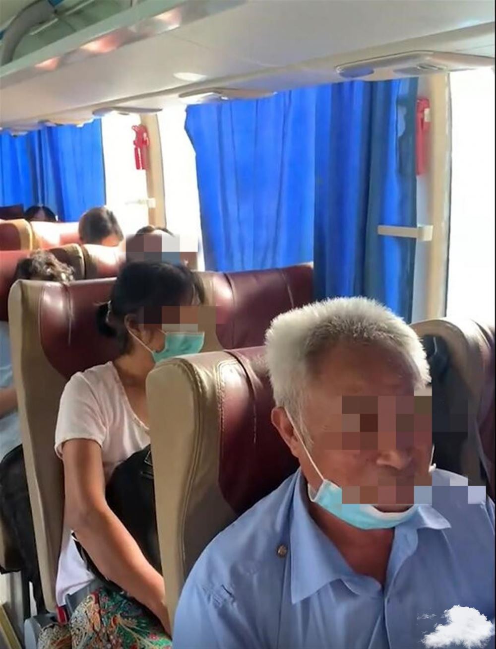 女子晕车购前排座遭老人霸占，车站回应：先到先坐，不分座号
