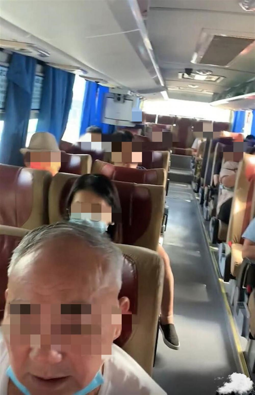 女子晕车购前排座遭老人霸占，车站回应：先到先坐，不分座号