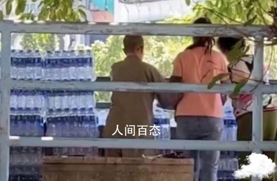 大爷大妈河边放生矿泉水 不少网友看完直呼无力吐槽了 放生矿泉水是怎么回事