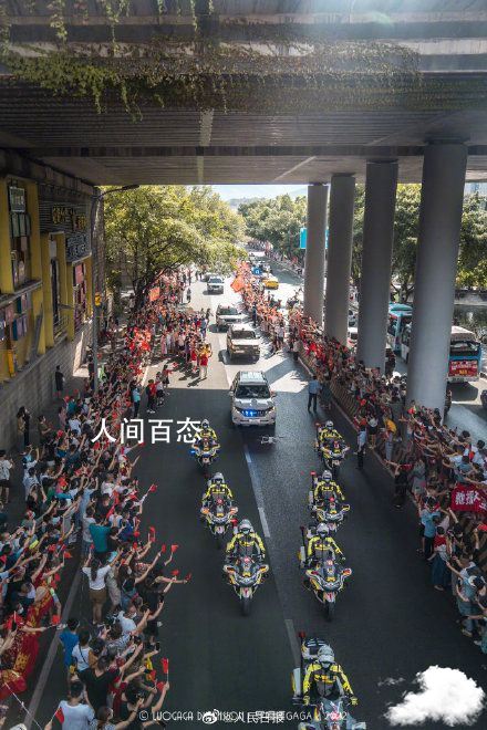 重庆街头欢送消防员感人瞬间 和你们并肩作战是一生荣耀 重庆最美消防员