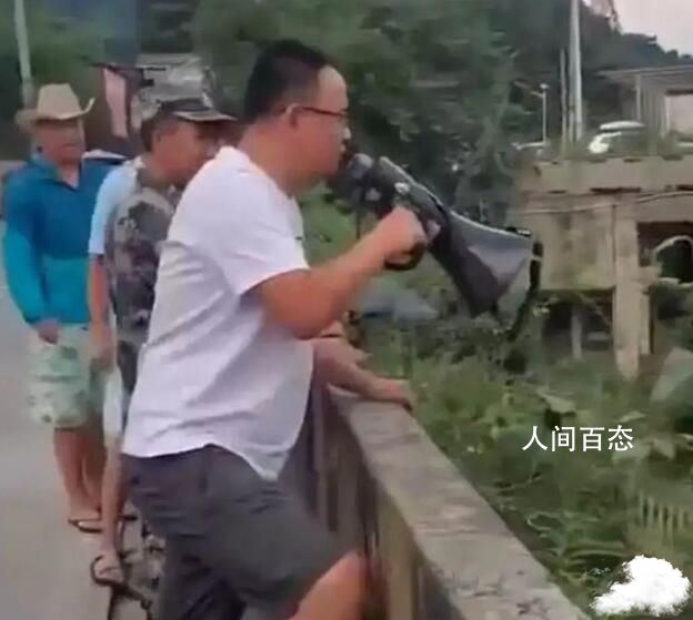 山洪前管理员曾劝游客:给你们跪下了