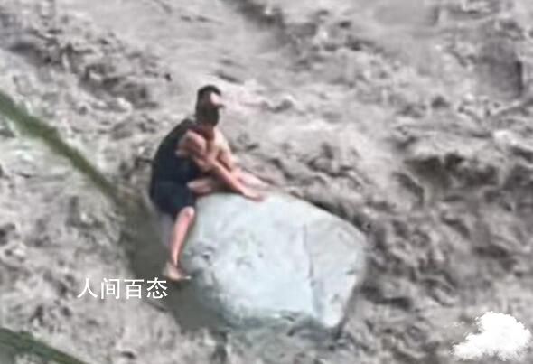 被冲走前 父亲试图将孩子抛上岸
