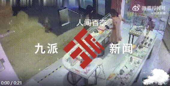 女子商场内试戴戒指戴上就跑 已被公安机关依法刑事拘留