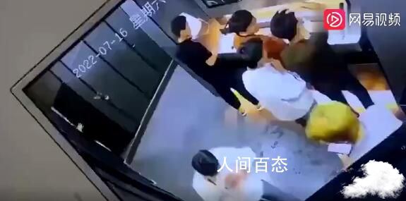 女子被男子当众拖进厕所隔间 被好心人们救下