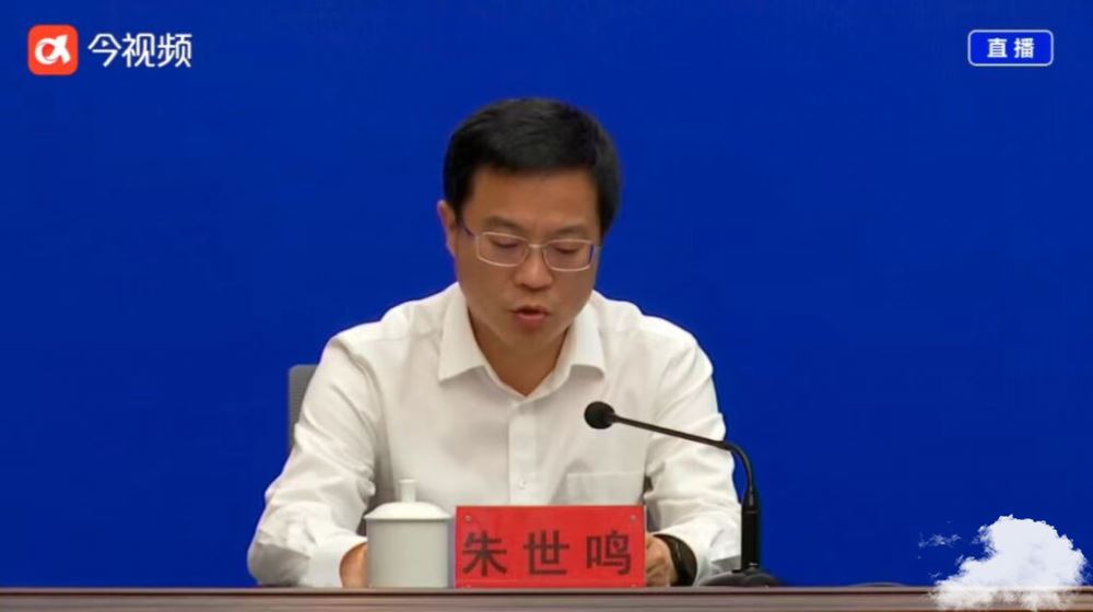 江西南昌室外核酸采样员不再穿防护服，改穿一次性隔离衣