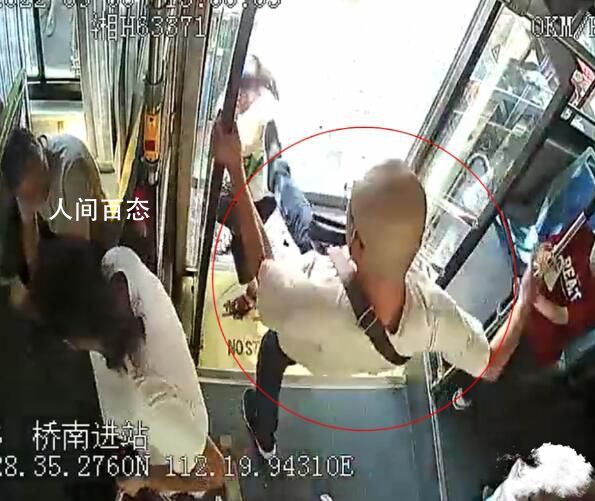大妈带2大包零食坐公交被男子踹下车 实在是太过分了