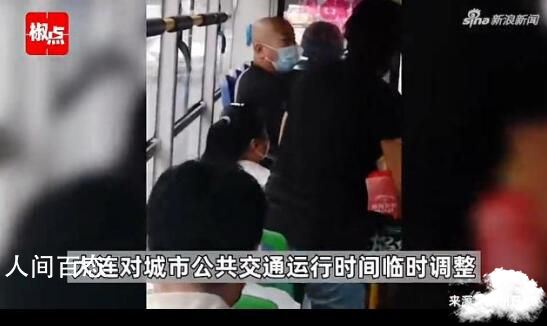 男子坐公交没戴N95被乘客骂缺德 后被警察带下车