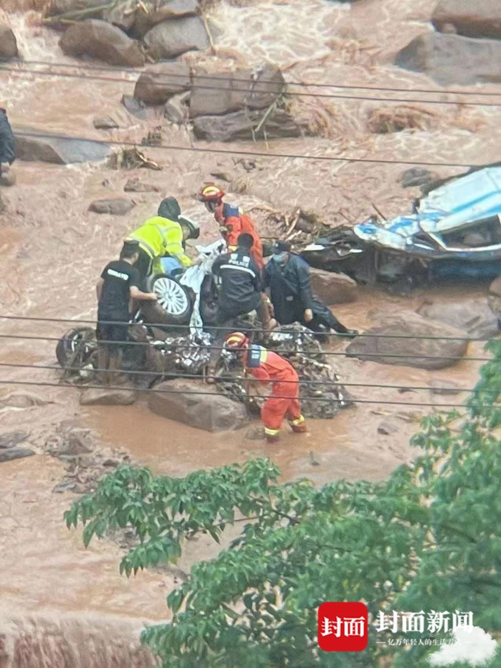 四川雅安雨城区突发泥石流 亲历者：前车被埋，有人骑车被冲走 四川雅安发生泥石流
