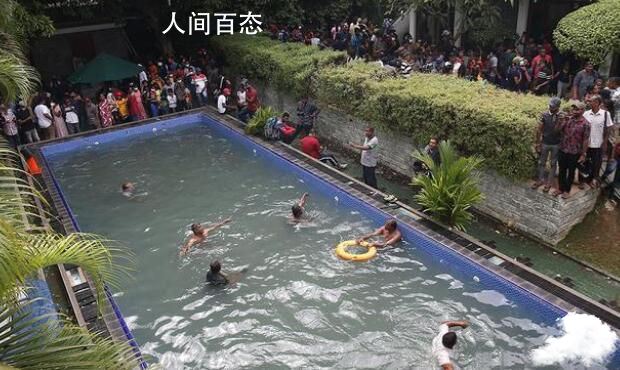 斯里兰卡抗议者在总统官邸弹钢琴 部分抗议者进入泳池游泳消暑