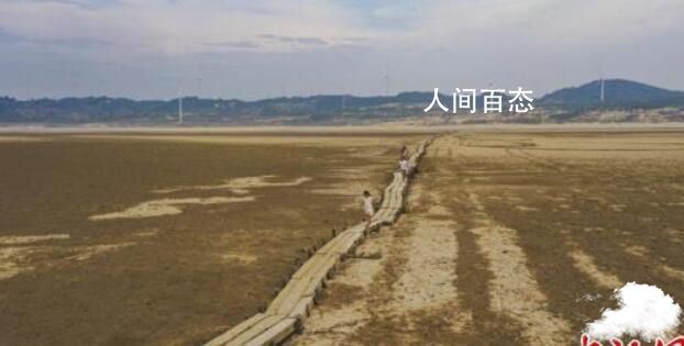 鄱阳湖枯水见底 明代石桥露“真容”