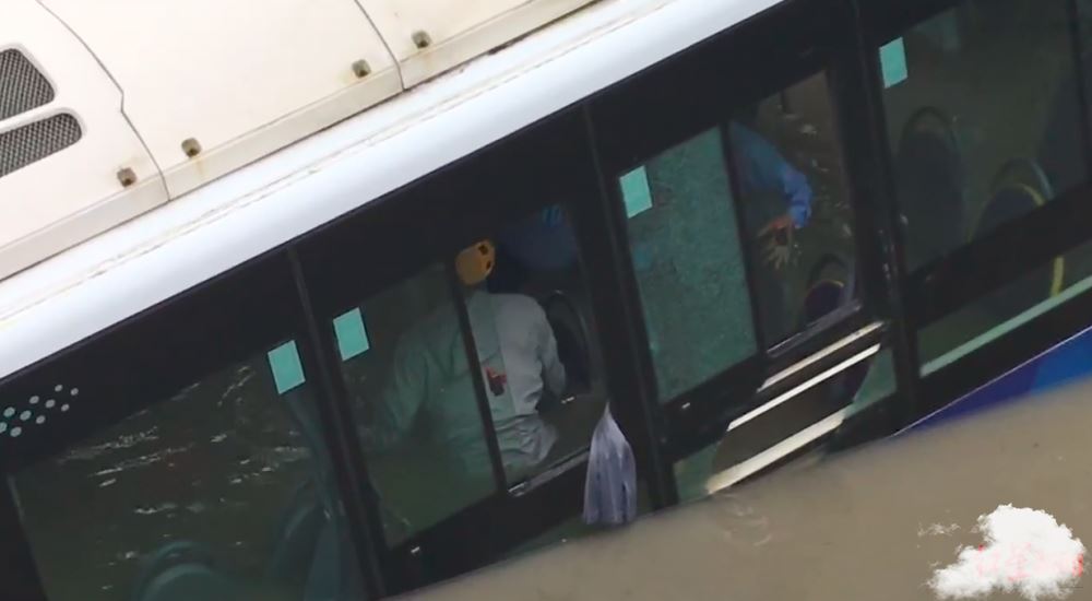 上海一公交车冲入河中，参与救援的外卖员：手机一扔就爬入车内救人